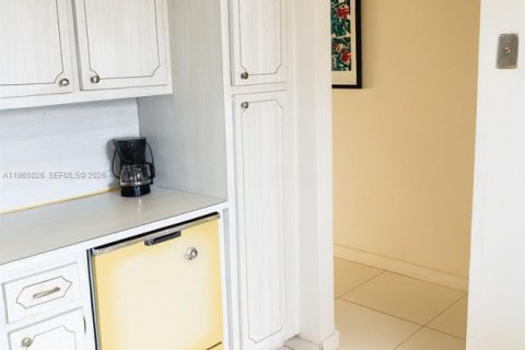 Купить кондоминиум в Халландейл-Бич, Флорида 2 спальни, 101.45м2, № 2026363 - фото 8