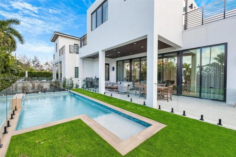 Casa en venta en Surfside, Florida, 6 dormitorios, 378.76 m2 № 2171259 - foto 2