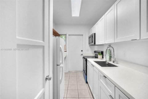Снять в аренду квартиру в Форт-Лодердейл, Флорида 1 спальня, 52.03м2, № 1991543 - фото 3