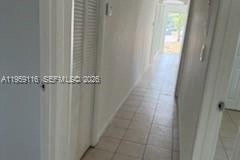 House in Fort Lauderdale, Florida 4 bedrooms, 118.91 sq.m. № 2030947 - photo 5