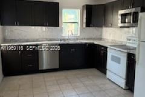 House in Fort Lauderdale, Florida 4 bedrooms, 118.91 sq.m. № 2030947 - photo 3