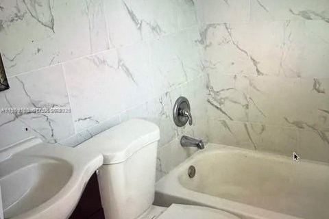 House in Fort Lauderdale, Florida 4 bedrooms, 118.91 sq.m. № 2030947 - photo 7