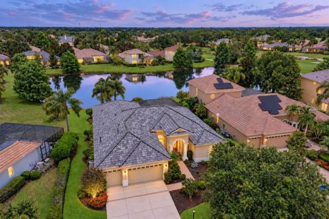 House in Lakewood Ranch, Florida 4 bedrooms, 278.71 sq.m. № 2421960 - photo 2