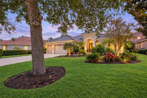 House in Lakewood Ranch, Florida 4 bedrooms, 278.71 sq.m. № 2421960 - photo 4