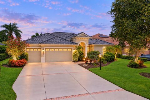 House in Lakewood Ranch, Florida 4 bedrooms, 278.71 sq.m. № 2421960 - photo 3