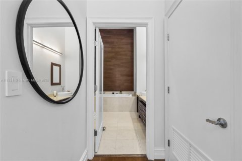 Condo in Miami, Florida, 2 bedrooms  № 1865262 - photo 21