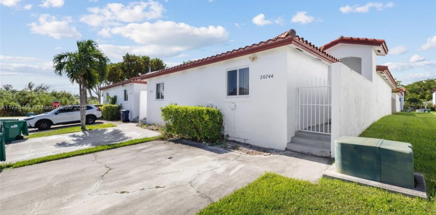 Townhouse in Cutler Bay, Florida 3 bedrooms, 114.18 sq.m. № 1693084