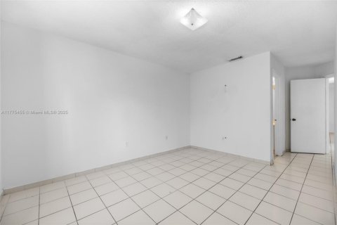 Townhouse in Cutler Bay, Florida 3 bedrooms, 114.18 sq.m. № 1693084 - photo 7