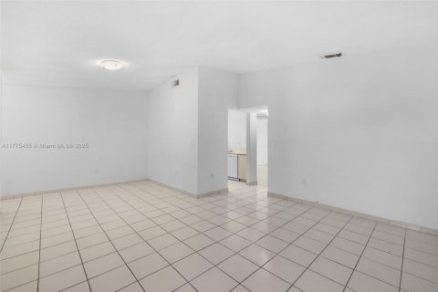 Townhouse in Cutler Bay, Florida 3 bedrooms, 114.18 sq.m. № 1693084 - photo 2