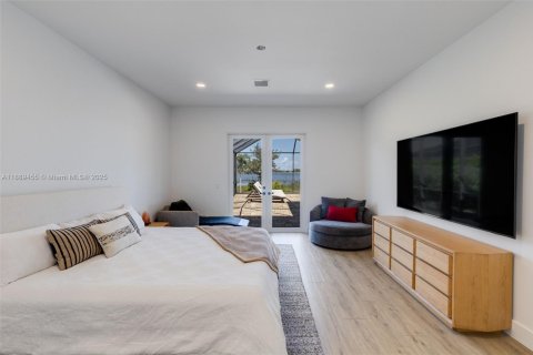 House in Punta Gorda, Florida 3 bedrooms, 254.37 sq.m. № 1941396 - photo 22