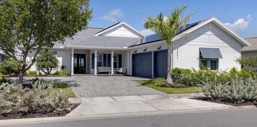 House in Punta Gorda, Florida 3 bedrooms, 254.37 sq.m. № 1941396