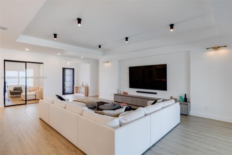 House in Punta Gorda, Florida 3 bedrooms, 254.37 sq.m. № 1941396 - photo 8