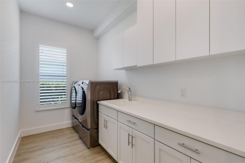 House in Punta Gorda, Florida 3 bedrooms, 254.37 sq.m. № 1941396 - photo 26