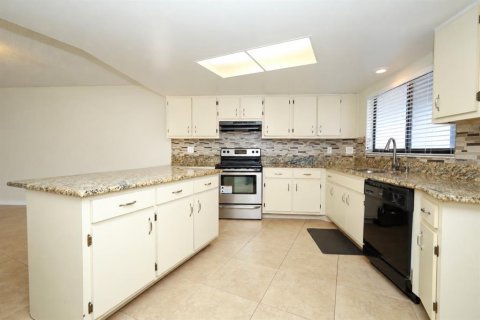 Condo in Altamonte Springs, Florida, 2 bedrooms  № 2376816 - photo 5