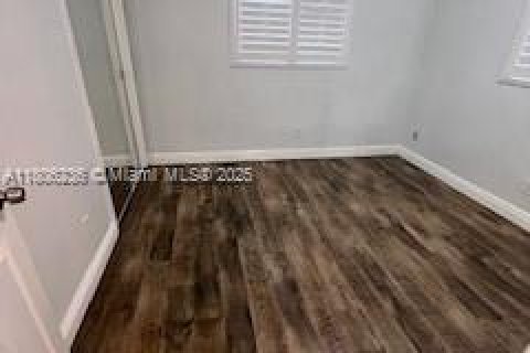 Villa ou maison à louer à Hollywood, Floride: 3 chambres, 138.42 m2 № 1959917 - photo 1