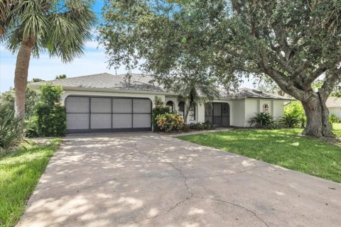 House in Punta Gorda, Florida 3 bedrooms, 196.67 sq.m. № 1902384 - photo 1
