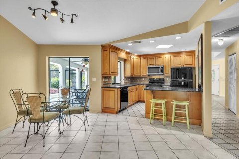 House in Punta Gorda, Florida 3 bedrooms, 196.67 sq.m. № 1902384 - photo 11