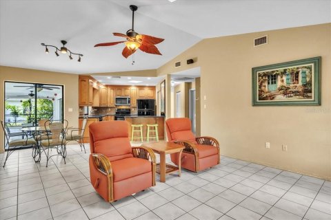 House in Punta Gorda, Florida 3 bedrooms, 196.67 sq.m. № 1902384 - photo 9