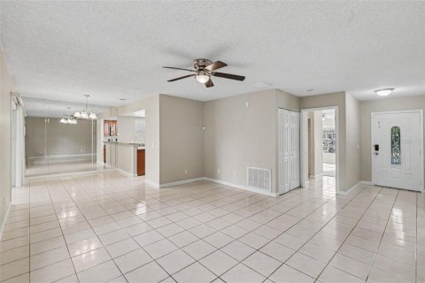 House in Valrico, Florida 3 bedrooms, 127.83 sq.m. № 2217342 - photo 4