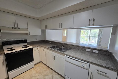 Condominio en venta en Hollywood, Florida, 2 dormitorios, 80.55 m2 № 1860699 - foto 2