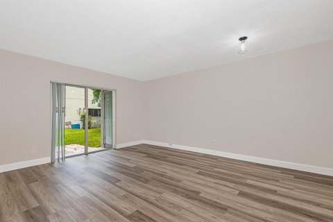 Propiedad comercial en venta en Coral Springs, Florida, 355.91 m2 № 2147073 - foto 14