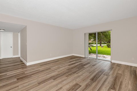 Propiedad comercial en venta en Coral Springs, Florida, 355.91 m2 № 2147073 - foto 15