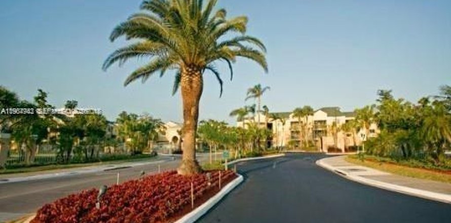 Condo in Tamarac, Florida, 2 bedrooms № 2026448