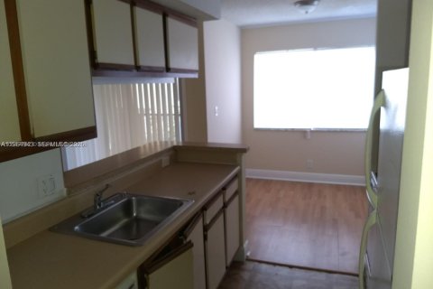 Condo in Tamarac, Florida, 2 bedrooms № 2026448 - photo 9