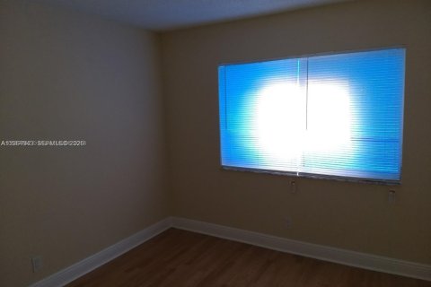 Condo in Tamarac, Florida, 2 bedrooms № 2026448 - photo 4