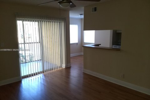 Condo in Tamarac, Florida, 2 bedrooms № 2026448 - photo 3