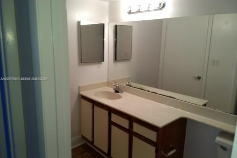 Condo in Tamarac, Florida, 2 bedrooms № 2026448 - photo 8