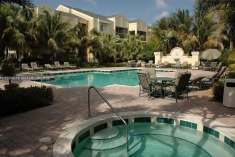 Condo in Tamarac, Florida, 2 bedrooms № 2026448 - photo 13