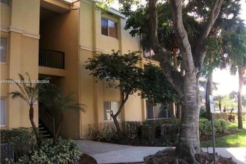 Condo in Tamarac, Florida, 2 bedrooms № 2026448 - photo 11