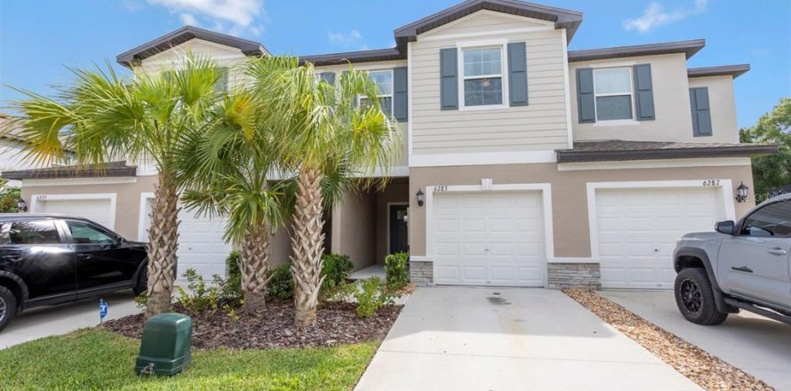 Townhouse in Land O' Lakes, Florida 3 bedrooms, 151.8 sq.m. № 2225237