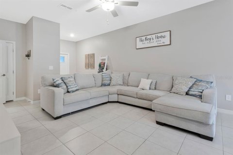 Townhouse in Land O' Lakes, Florida 3 bedrooms, 151.8 sq.m. № 2225237 - photo 4