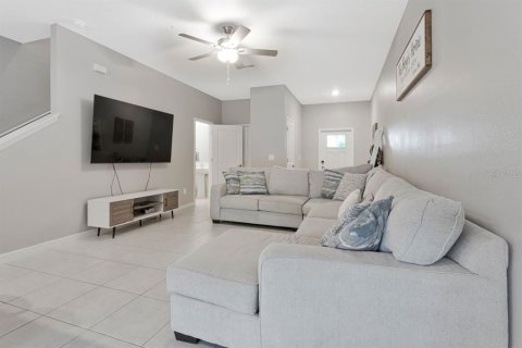 Townhouse in Land O' Lakes, Florida 3 bedrooms, 151.8 sq.m. № 2225237 - photo 5