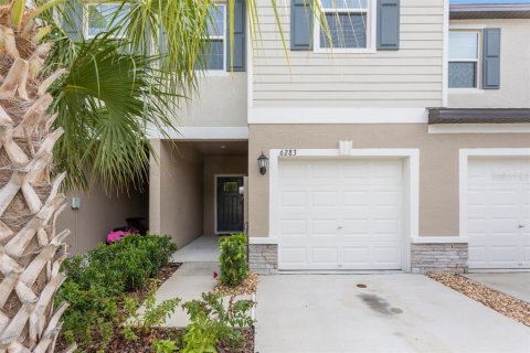 Townhouse in Land O' Lakes, Florida 3 bedrooms, 151.8 sq.m. № 2225237 - photo 2