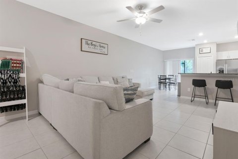 Townhouse in Land O' Lakes, Florida 3 bedrooms, 151.8 sq.m. № 2225237 - photo 3