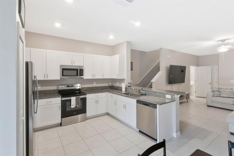 Townhouse in Land O' Lakes, Florida 3 bedrooms, 151.8 sq.m. № 2225237 - photo 10