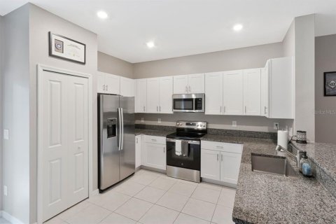 Townhouse in Land O' Lakes, Florida 3 bedrooms, 151.8 sq.m. № 2225237 - photo 9
