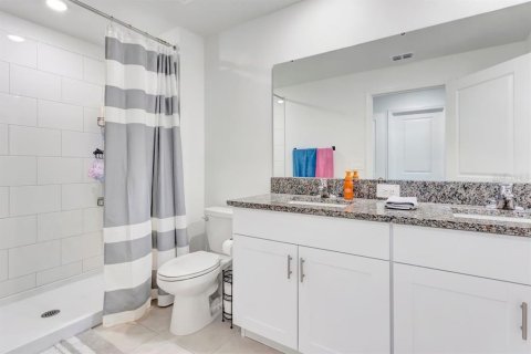 Townhouse in Land O' Lakes, Florida 3 bedrooms, 151.8 sq.m. № 2225237 - photo 15
