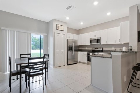 Townhouse in Land O' Lakes, Florida 3 bedrooms, 151.8 sq.m. № 2225237 - photo 8