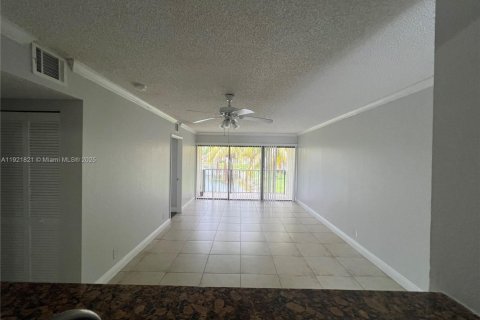 Condo in West Palm Beach, Florida, 2 bedrooms  № 2018624 - photo 4