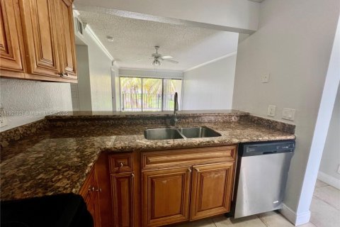 Condo in West Palm Beach, Florida, 2 bedrooms  № 2018624 - photo 2