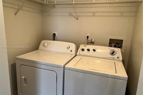 Condo in West Palm Beach, Florida, 2 bedrooms  № 2018624 - photo 10