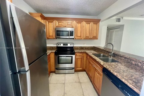 Condo in West Palm Beach, Florida, 2 bedrooms  № 2018624 - photo 3