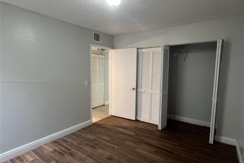 Condo in West Palm Beach, Florida, 2 bedrooms  № 2018624 - photo 11