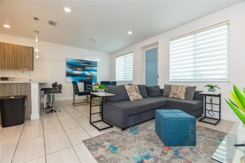 Снять в аренду кондоминиум в Дорал, Флорида 3 спальни, 102.38м2, № 1966293 - фото 8