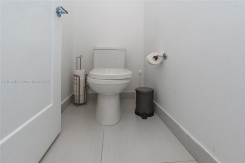 Снять в аренду кондоминиум в Дорал, Флорида 3 спальни, 102.38м2, № 1966293 - фото 20