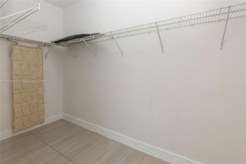 Снять в аренду кондоминиум в Дорал, Флорида 3 спальни, 102.38м2, № 1966293 - фото 21